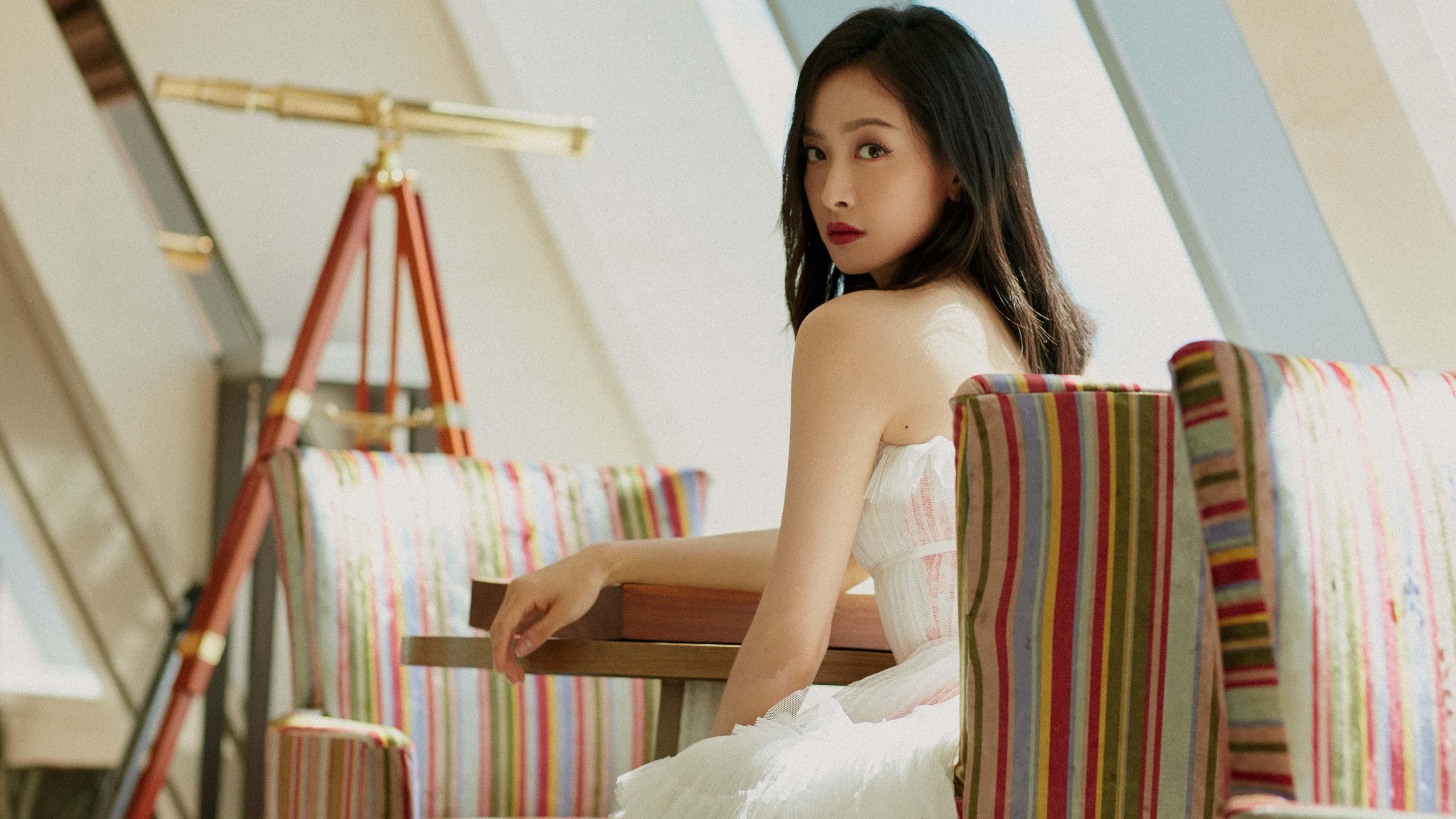 谷爱凌滑雪动作被称为教科书示范，谷爱凌滑雪服